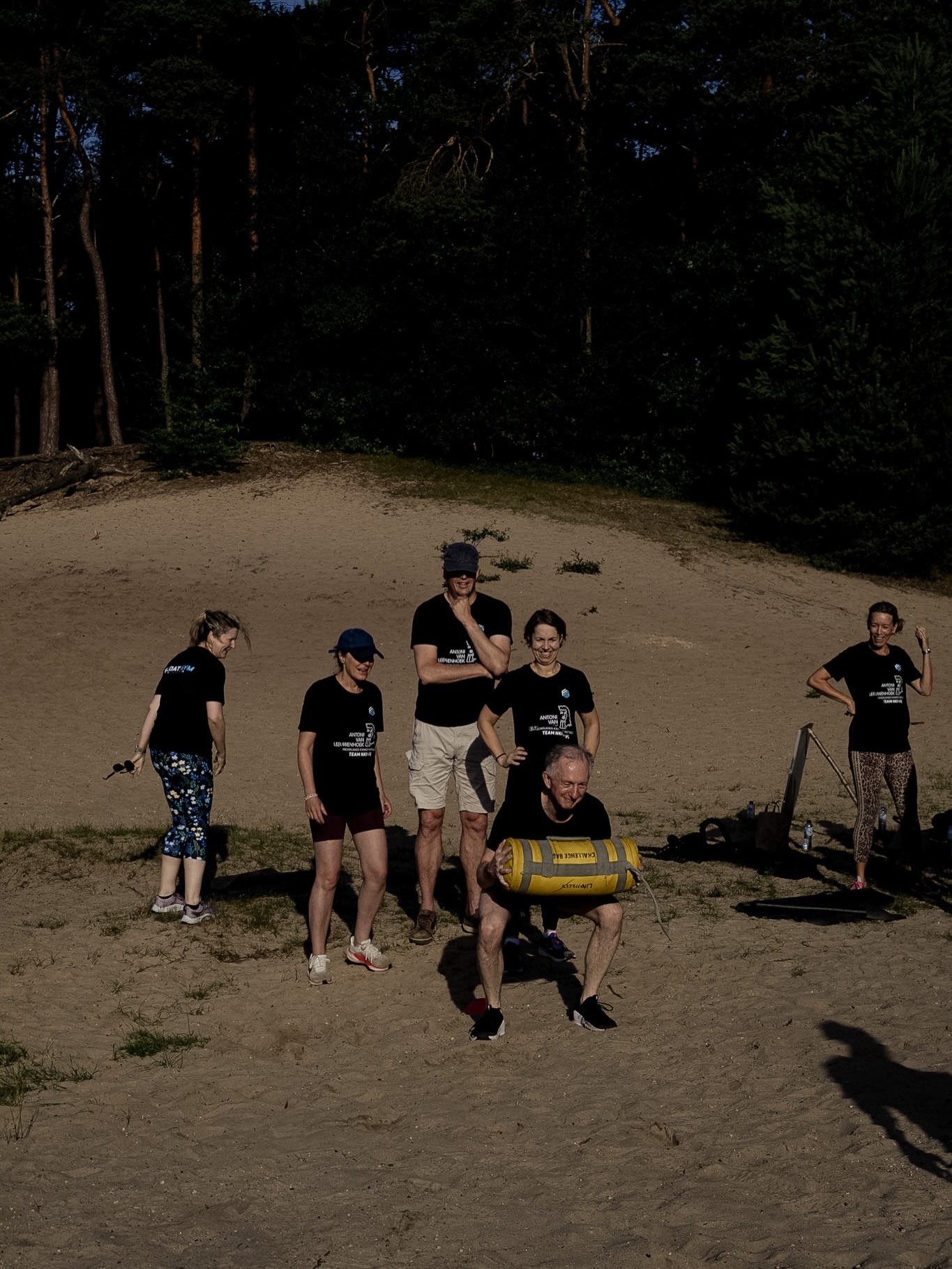 Gisteren mochten wij het topteam van het Antoni van Leeuwenhoek begeleiden tijdens hun leiderschapsretraite met een toffe bootcamp in de bossen van Driebergen.
Een mooie groep mensen die dagelijks het verschil maakt en als geen ander weet hoe belangrijk samenwerking, vertrouwen en verbinding zijn.
In het bijzonder willen we @drmauricevandenbosch bedanken voor het vertrouwen. Een inspirerende leider die mensen weet te verbinden en met oprechte aandacht voor anderen een positieve sfeer creëert, zowel binnen als buiten zijn organisatie.💙