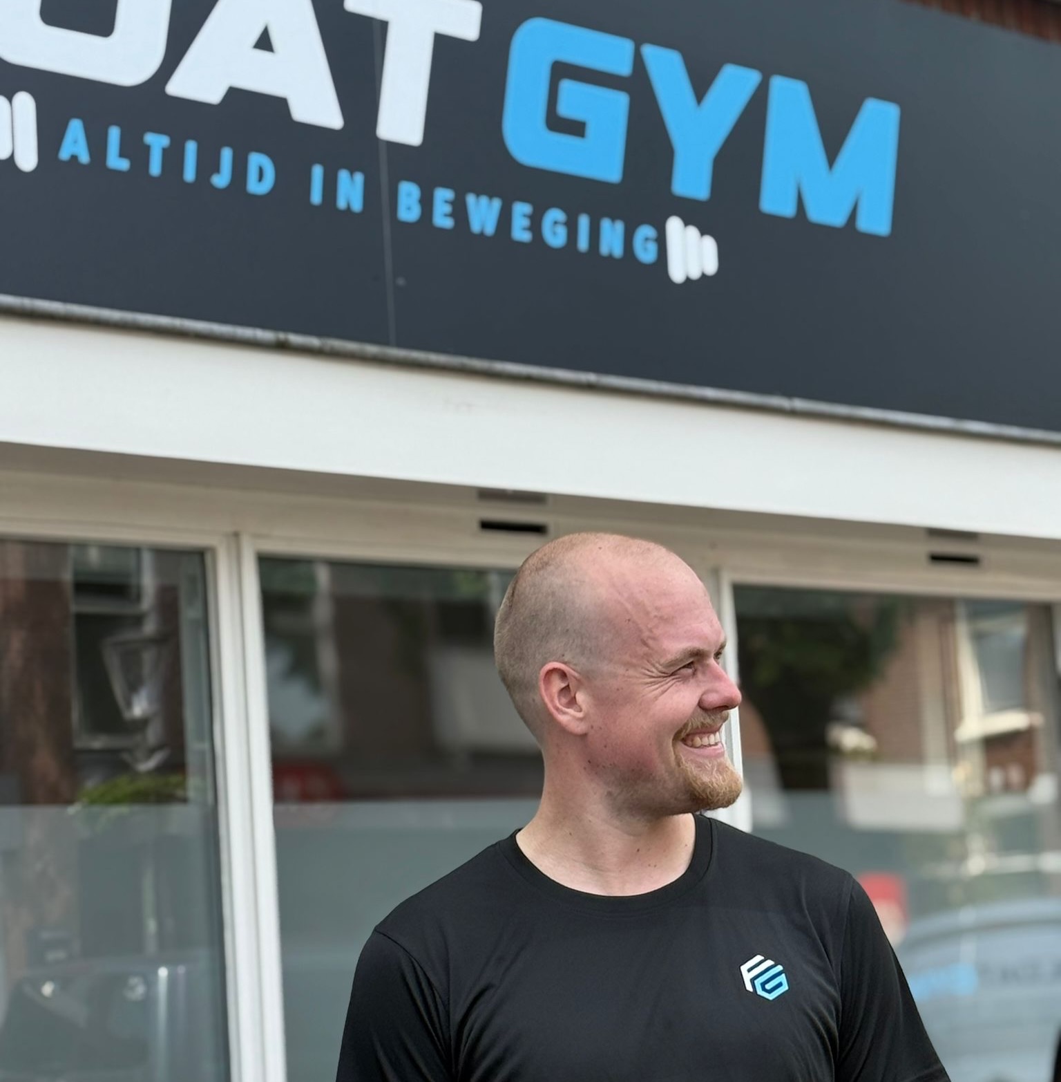 VAN 121KG NAAR 89,4KG💙
Soms begint een transformatie niet met motivatie… maar met twijfel.
Toen Jasper voor het eerst bij ons kwam, was hij huiverig om überhaupt ergens binnen te stappen. De onzekerheid. De vraag of dit wel bij hem paste. De twijfel of hij dit wel kon. Het was er allemaal.
Bij Float geloven wij niet in een standaard aanpak. Wij kijken naar het individu. Naar het verhaal achter de persoon. Want iedereen verdient een aanpak die echt bij hem of haar past.
En wij geloven dat als jij wil veranderen, wij samen een weg vinden die werkt. Op basis van vertrouwen, discipline en keihard werken.
Trainer Chanoah zegt altijd:
“Tegenslagen horen erbij. Hoe jij ermee omgaat en hoe snel je kunt schakelen, bepaalt of/wanneer we onze doelen behalen.”
Jasper is daar het levende bewijs van.
Van 121 kg naar 89,4 kg. Maar de grootste winst zit niet alleen in de kilo’s.
Van ongezonde voeding, veel alcohol en leven zonder echte bewustwording. Van niet lekker in je vel zitten. Van twijfelen aan jezelf…
Naar een geweldige kerel die zich zowel fysiek als mentaal enorm heeft ontwikkeld. Meer zelfvertrouwen. Meer kracht. Meer rust. Meer Jasper.
Wat zijn wij als trainers ongelofelijk trots op jou. Niet alleen om wat je hebt verloren, maar vooral om wat je hebt teruggevonden.
Respect. Discipline. Doorzettingsvermogen.
Jij hebt het gedaan en wij bedanken jou.
Vergeet niet een ❤️ achter te laten voor Jasper.
#FloatGym #fy #strength