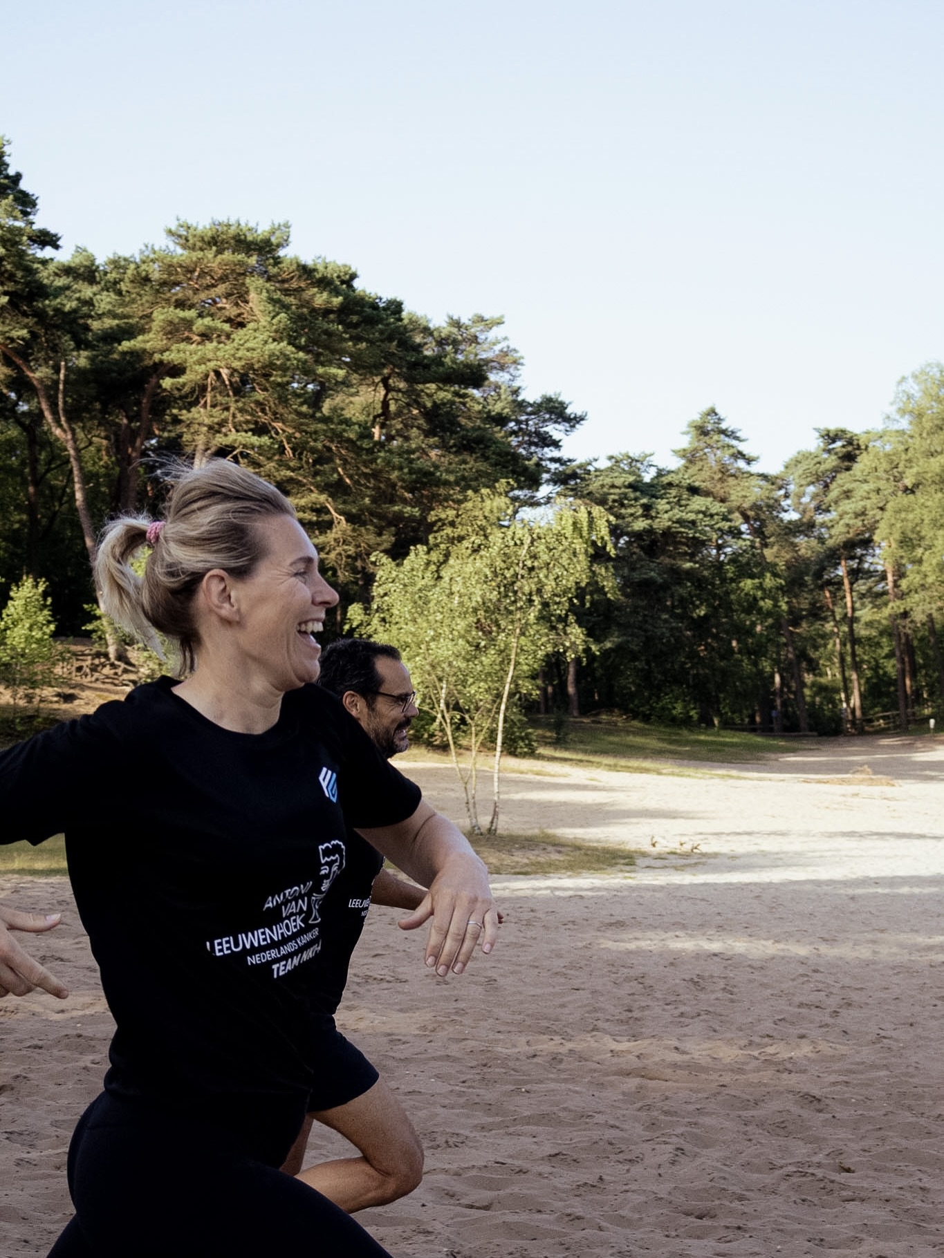 Gisteren mochten wij het topteam van het Antoni van Leeuwenhoek begeleiden tijdens hun leiderschapsretraite met een toffe bootcamp in de bossen van Driebergen.
Een mooie groep mensen die dagelijks het verschil maakt en als geen ander weet hoe belangrijk samenwerking, vertrouwen en verbinding zijn.
In het bijzonder willen we @drmauricevandenbosch bedanken voor het vertrouwen. Een inspirerende leider die mensen weet te verbinden en met oprechte aandacht voor anderen een positieve sfeer creëert, zowel binnen als buiten zijn organisatie.💙