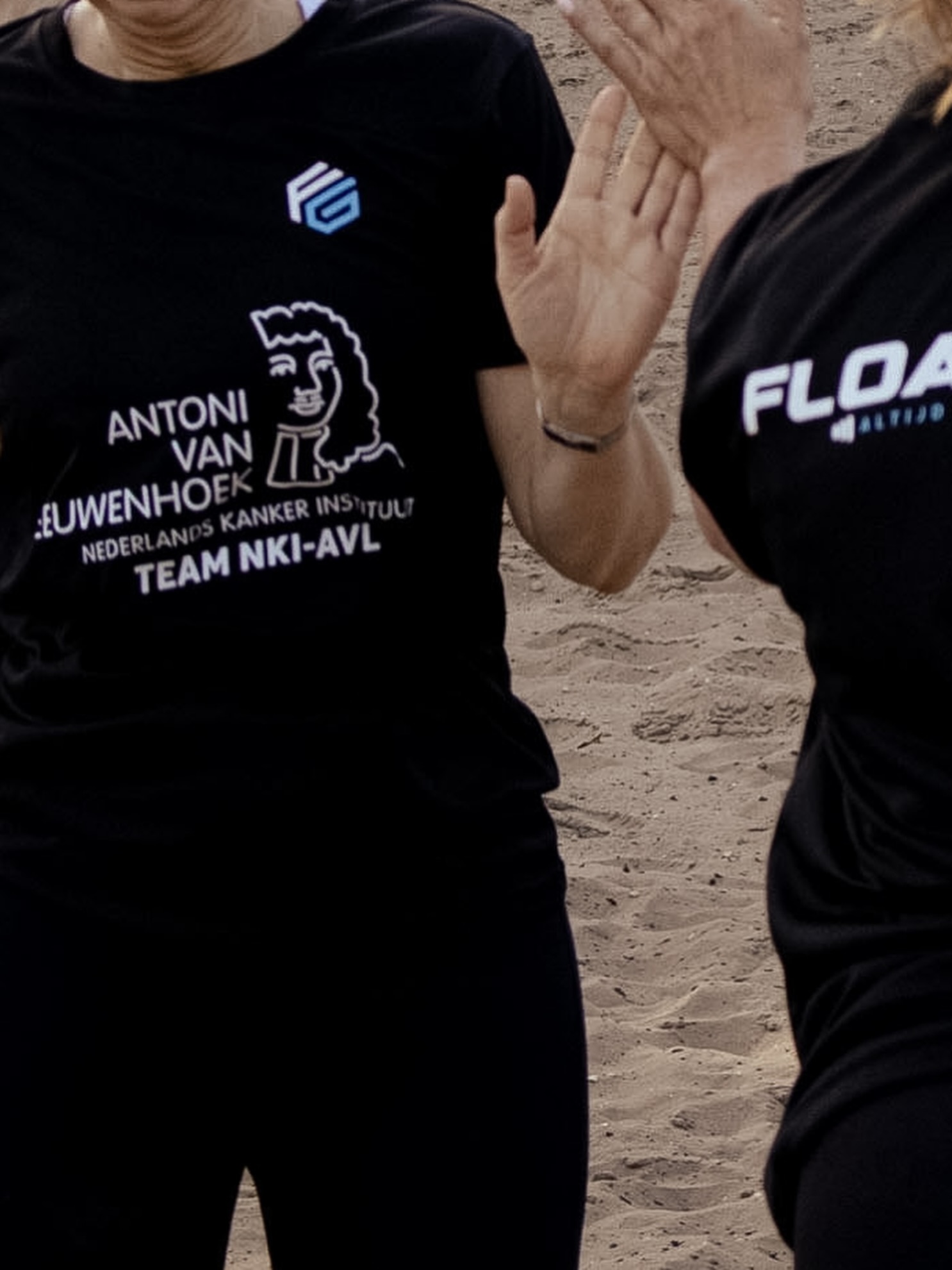 Gisteren mochten wij het topteam van het Antoni van Leeuwenhoek begeleiden tijdens hun leiderschapsretraite met een toffe bootcamp in de bossen van Driebergen.
Een mooie groep mensen die dagelijks het verschil maakt en als geen ander weet hoe belangrijk samenwerking, vertrouwen en verbinding zijn.
In het bijzonder willen we @drmauricevandenbosch bedanken voor het vertrouwen. Een inspirerende leider die mensen weet te verbinden en met oprechte aandacht voor anderen een positieve sfeer creëert, zowel binnen als buiten zijn organisatie.💙