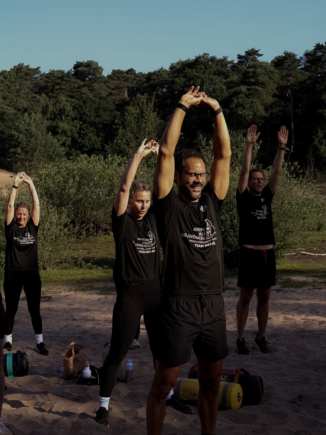 Gisteren mochten wij het topteam van het Antoni van Leeuwenhoek begeleiden tijdens hun leiderschapsretraite met een toffe bootcamp in de bossen van Driebergen.
Een mooie groep mensen die dagelijks het verschil maakt en als geen ander weet hoe belangrijk samenwerking, vertrouwen en verbinding zijn.
In het bijzonder willen we @drmauricevandenbosch bedanken voor het vertrouwen. Een inspirerende leider die mensen weet te verbinden en met oprechte aandacht voor anderen een positieve sfeer creëert, zowel binnen als buiten zijn organisatie.💙