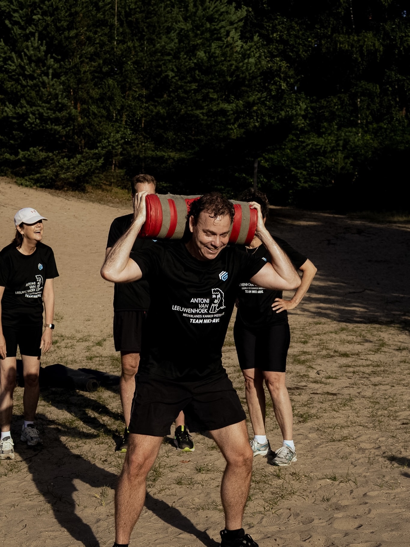 Gisteren mochten wij het topteam van het Antoni van Leeuwenhoek begeleiden tijdens hun leiderschapsretraite met een toffe bootcamp in de bossen van Driebergen.
Een mooie groep mensen die dagelijks het verschil maakt en als geen ander weet hoe belangrijk samenwerking, vertrouwen en verbinding zijn.
In het bijzonder willen we @drmauricevandenbosch bedanken voor het vertrouwen. Een inspirerende leider die mensen weet te verbinden en met oprechte aandacht voor anderen een positieve sfeer creëert, zowel binnen als buiten zijn organisatie.💙